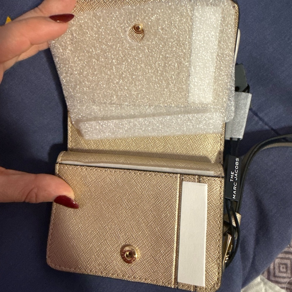 Marc Jacobs Silver & Gold Mini 'The Snapshot' Compact Wallet NWT - Picture 5 of 6